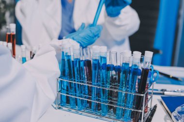 Profesyonel mikroskop kullanan bir araştırmacı.