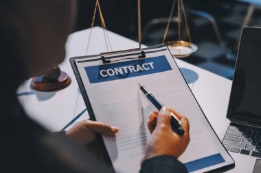 Hukuki danışmanlık kavramı. Avukat ya da hukuk müşaviri iş adamlarına tavsiyede bulunmaktadır..