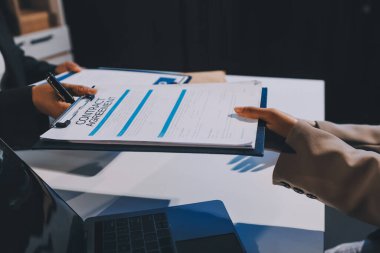 Hukuki danışmanlık kavramı. Avukat ya da hukuk müşaviri iş adamlarına tavsiyede bulunmaktadır..