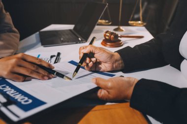 Hukuki danışmanlık kavramı. Avukat ya da hukuk müşaviri iş adamlarına tavsiyede bulunmaktadır..