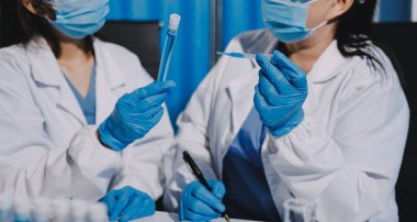 Profesyonel mikroskop kullanan bir araştırmacı.