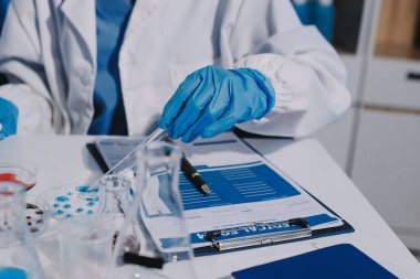 Profesyonel mikroskop kullanan bir araştırmacı.