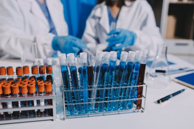 Profesyonel mikroskop kullanan bir araştırmacı.