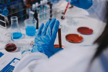 Profesyonel mikroskop kullanan bir araştırmacı.