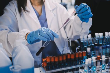 Profesyonel mikroskop kullanan bir araştırmacı.