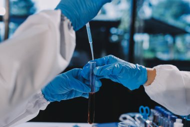 Profesyonel mikroskop kullanan bir araştırmacı.