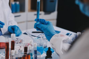 Profesyonel mikroskop kullanan bir araştırmacı.