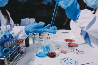 Profesyonel mikroskop kullanan bir araştırmacı.