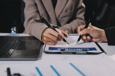 Hukuki danışmanlık kavramı. Avukat ya da hukuk müşaviri iş adamlarına tavsiyede bulunmaktadır..