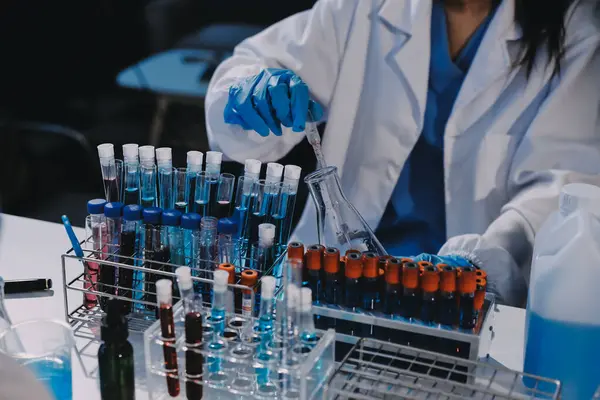 Profesyonel mikroskop kullanan bir araştırmacı.