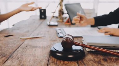 Ofiste çalışan bir avukat. Hukuk, hukuk ve hukuk hizmetleri.