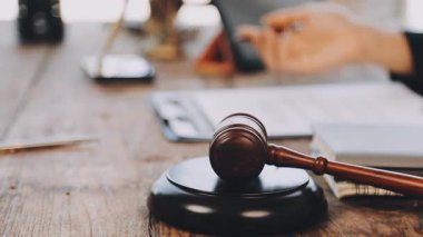 Yargıç Tokmak ve Yargıç ofiste çalışıyor.