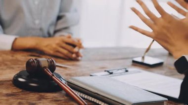 Ofiste çalışan iş adamları