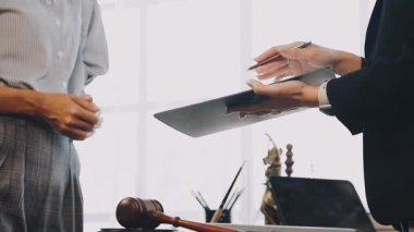 Ofisteki toplantı sırasında iş takımının el sıkışması..