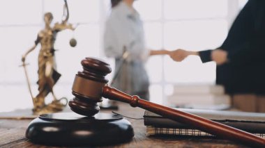 Hukuk kavramı. Yargıç tokmak ve adalet heykeli mahkeme salonunda.