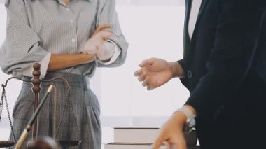 İşadamları ve kadınlar ofiste çalışıyor.