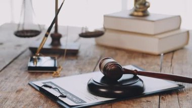 Avukatın yargıcı vel adalet terazisiyle, yargıç tokmağı ve hukuk firması masada, hukuki hizmetler ve adalet konseptiyle