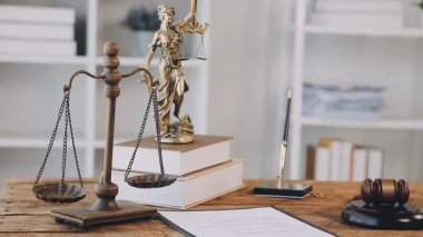 Adalet kavramı. Yargıç Tokmak ve adalet terazisi. Ofisteki ahşap masada adalet terazisi.