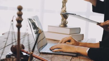 Ofiste çalışan avukat ya da avukat. Avukat, avukat ya da avukat..