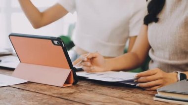 Ofiste çalışan iş kadını.