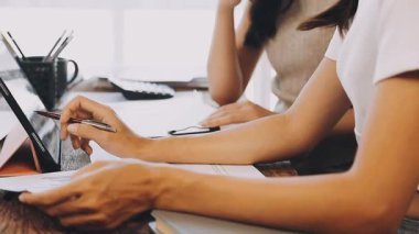 Mobil tablet kullanan genç bayan tasarımcı