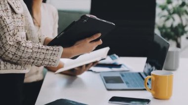 Ofiste kahve tableti kullanan bir iş kadını.