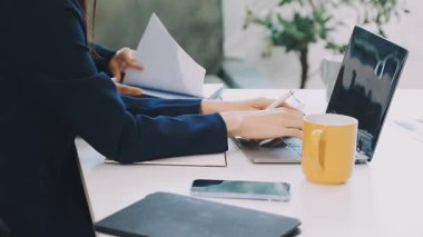 Tabletli iş kadını