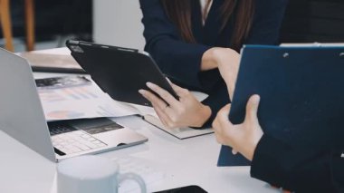 Ofisteki genç bayan.