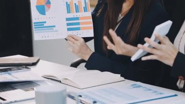 Resepsiyon ofiste çalışan iş kadınları.