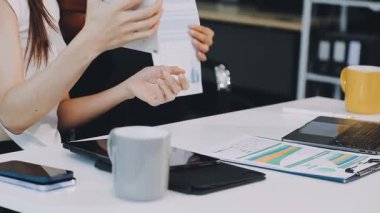 Akıllı telefon ve tablet bilgisayar kullanan bir iş kadını