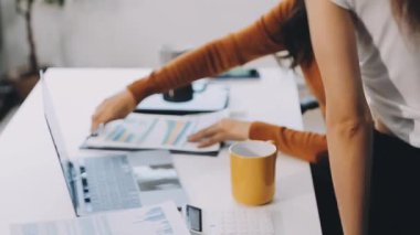 Modern ofis genç iş kadını