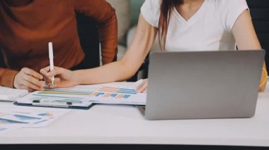 Genç bir iş kadını dizüstü bilgisayarla ofiste çalışıyor. iş ve finans kavramı