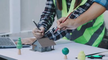 İnşaat alanında çalışan mühendis. İnşaat alanı