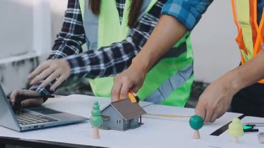 Ofiste çalışan mimar mühendisi. Masasında planlar var. inşaat, mühendislik, mühendislik, inşaat kavramı