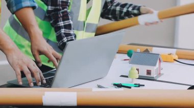 İnşaat alanı ve dizüstü bilgisayarla çalışan mühendis veya mimar