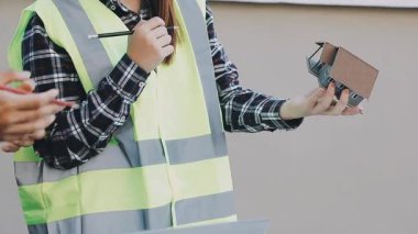 Üniformalı bir işçi ve atölyede kask..