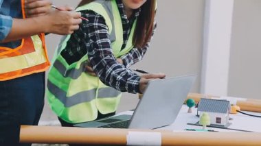 İnşaat alanında çalışan mimar mühendis kadın..