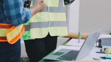 İnşaat alanında dizüstü bilgisayarla çalışan mühendis, mimar, mühendis veya mühendis veya mühendis veya mühendis veya mühendis veya mühendis veya mühendis veya mühendis.