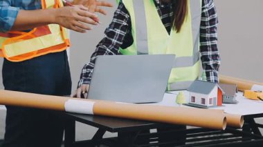 Ofiste proje üzerinde çalışan mimar ve mühendis. mühendislik ve mühendislik proje konsepti