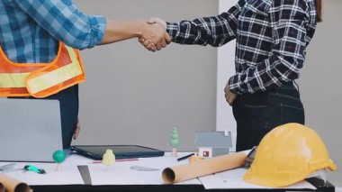 İki iş adamı el sıkışıyorlar. İş ve ortaklık kavramı. Bir anlaşmadan sonra el sıkışmak.