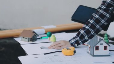 Adam ev planı üzerinde çalışıyor.