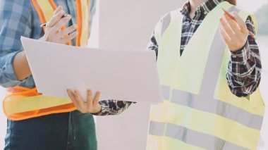 İnşaat alanında çalışan mühendis erkek ve kadın..