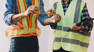 Asyalı mühendis miğfer, güvenlik yeleği, güvenlik yeleği ve güvenlik yeleği ile inşaat alanında çalışan inşaat mühendisi ve mimar, inşaat mühendisi