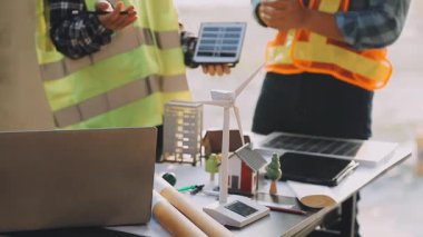 İnşaatta dizüstü bilgisayarda çalışan mimar mühendisi