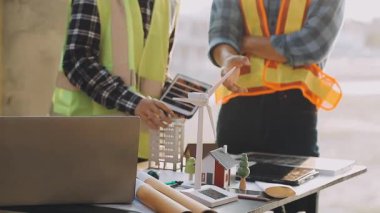 Ev projesiyle çalışan mühendis adam..