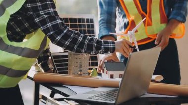İnşaat alanında dizüstü bilgisayarı ve planıyla çalışan mühendis ve mimar mühendisi.