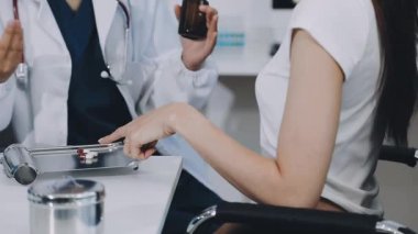 Elinde bir ilaç şişesi ve elinde şırıngayla steteskop tutan bir doktor..