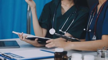 Laptop kliniğinde çalışan doktor