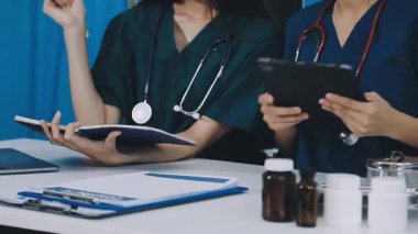 Doktor ofisinde tablet ile