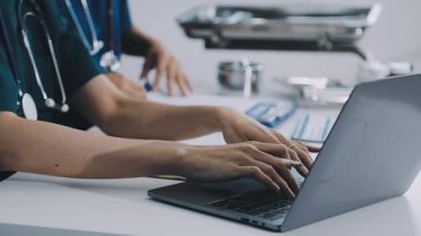 İşte bilgisayar kullanan bir doktor..